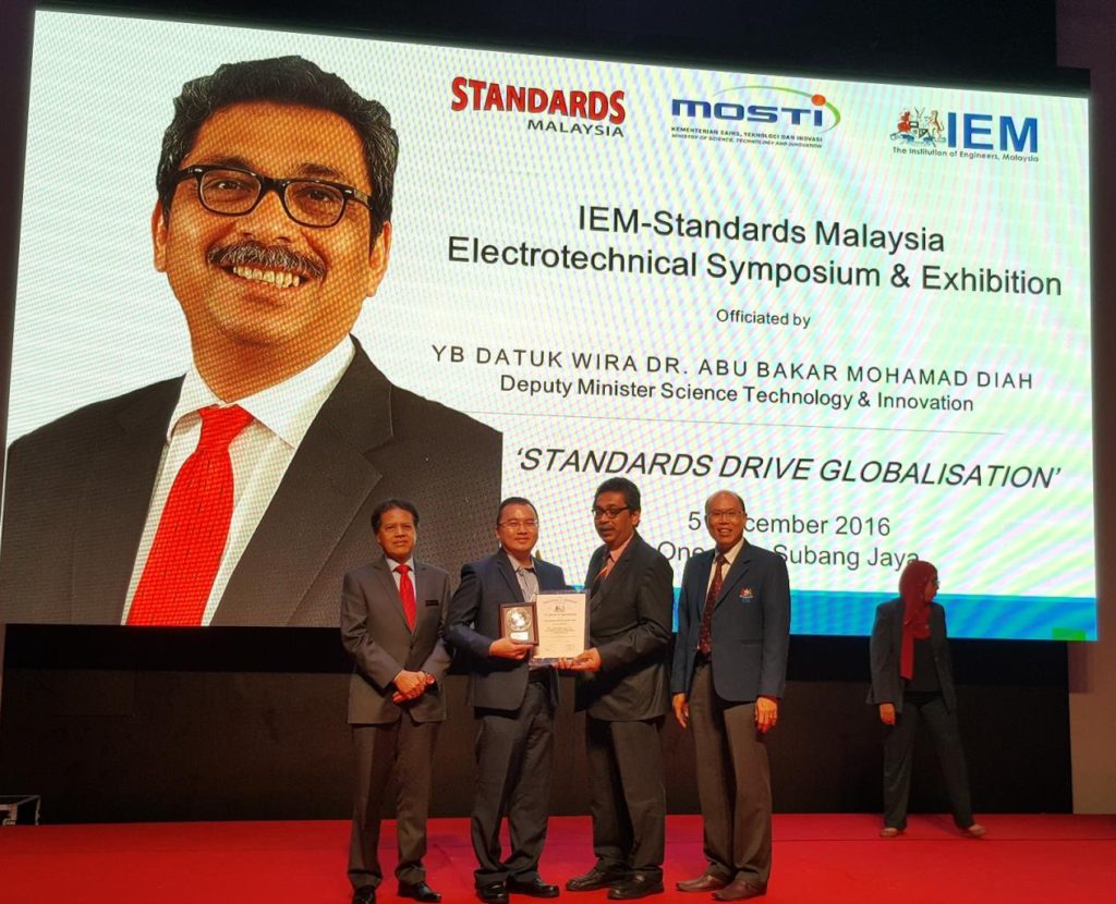 YB Datuk Wira Dr Abu Bakar Mohamad Diah - Deputy Minister Science Technology & Innovation presenting a plaque to Mr Edmund Leong as an appreciation to Mun Hean Malaysia for being the main sponsor of IEM.